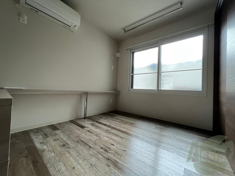 その他部屋・スペース　寝室はこちらです。光が差し込む、温かみのあるお部屋です。