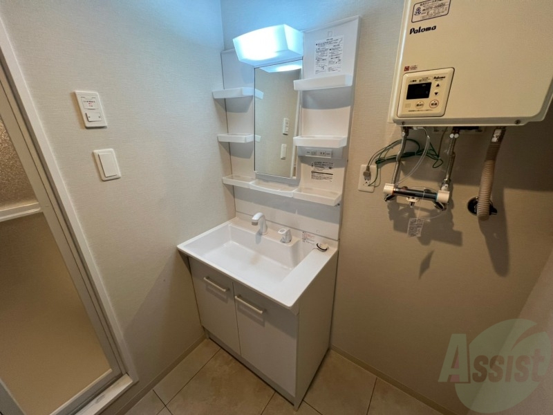 洗面設備　独立洗面台です。大きくてよいですね。シャンプーもできます。