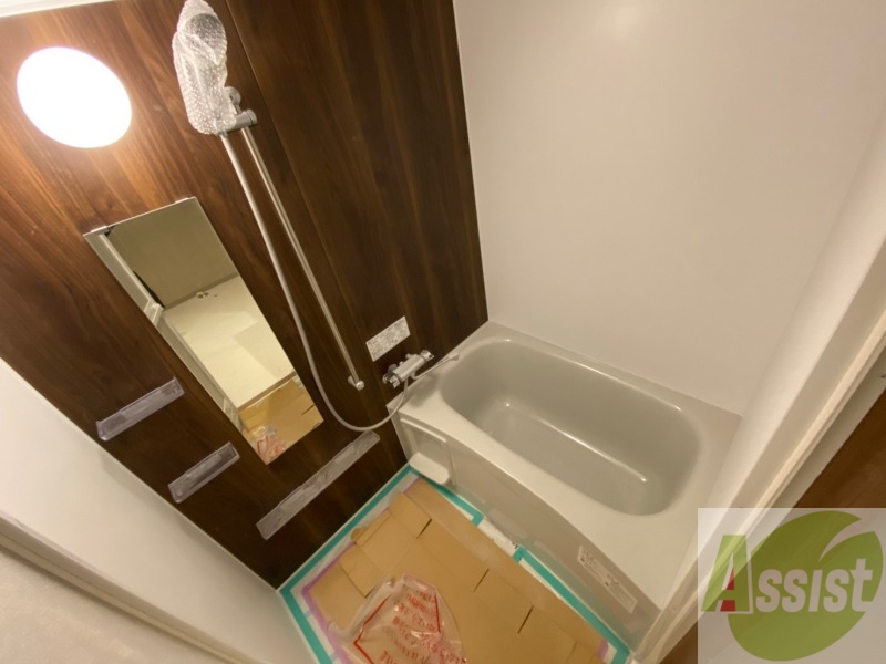 バス・シャワールーム　広々したお風呂で快適にくつろげそうです。