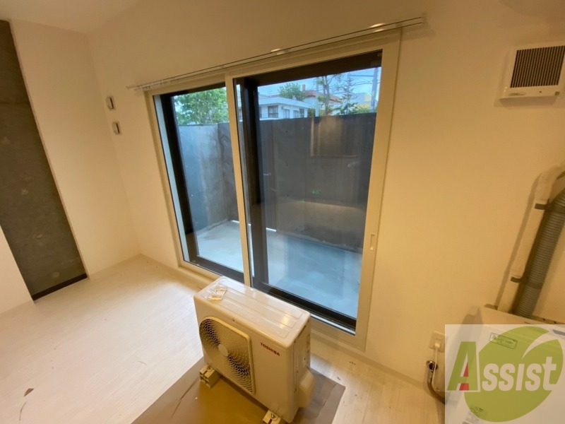 バルコニー　窓からの日光は気持ちを明るくしてくれますね！