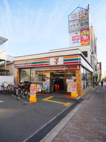 コンビニ　セブンイレブン（コンビニ）まで326m