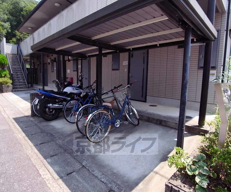 その他共有部分　屋根付きの駐輪場です。