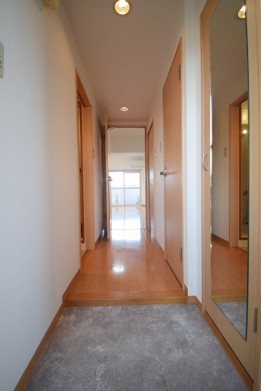 玄関　たっぷり収納のシューズボックスと姿見が便利です♪