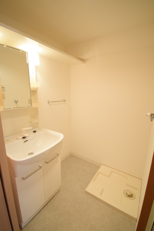 洗面設備　独立洗面台、洗濯機置き場、脱衣所内にあるのがうれしい♪