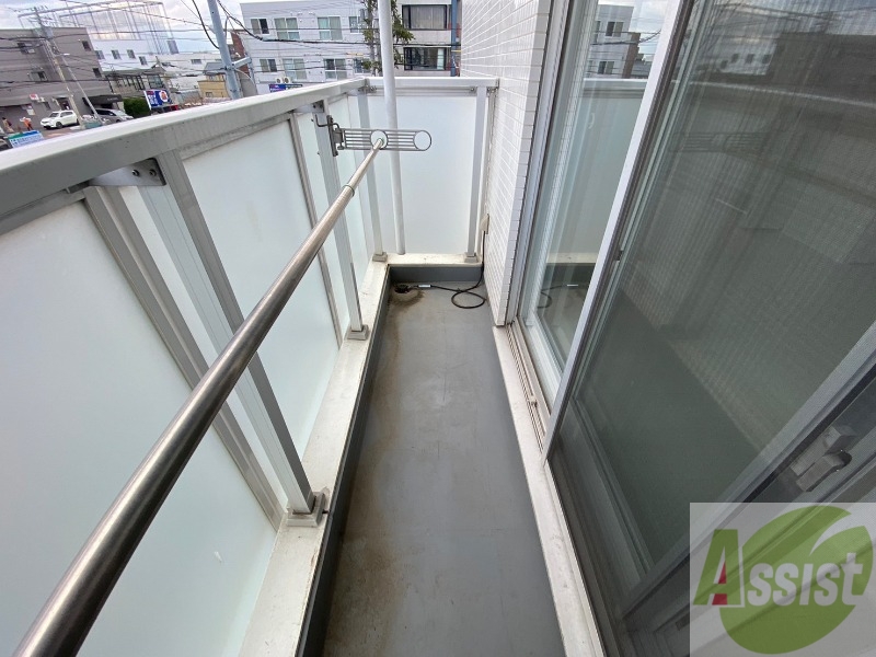 バルコニー　バルコニーは幅があり、広い印象を受けました。