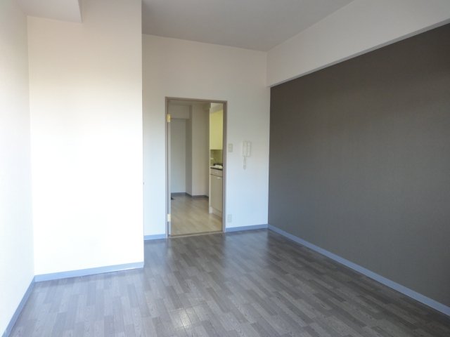 居室・リビング　同物件別号室のものです。