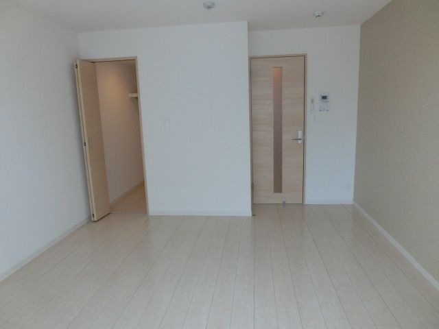 その他部屋・スペース　バルコニーから見た洋室