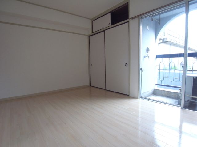 居室・リビング　南向きの明るいお部屋。爽やかな色調のお部屋で落ち着き付きます