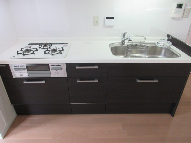 キッチン　収納力も高くい３口ガスグリル付きのシステムキッチンです