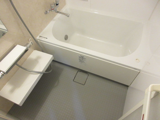 バス・シャワールーム　ゆったりと足を伸ばせる浴室です