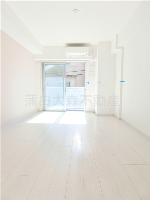 居室・リビング　南向き　白基調の洋室7.96帖！