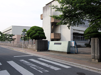 小学校　直方市立直方北小学校（小学校）まで383m