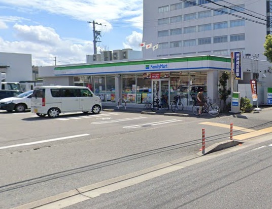 コンビニ　ファミリーマート（コンビニ）まで667m