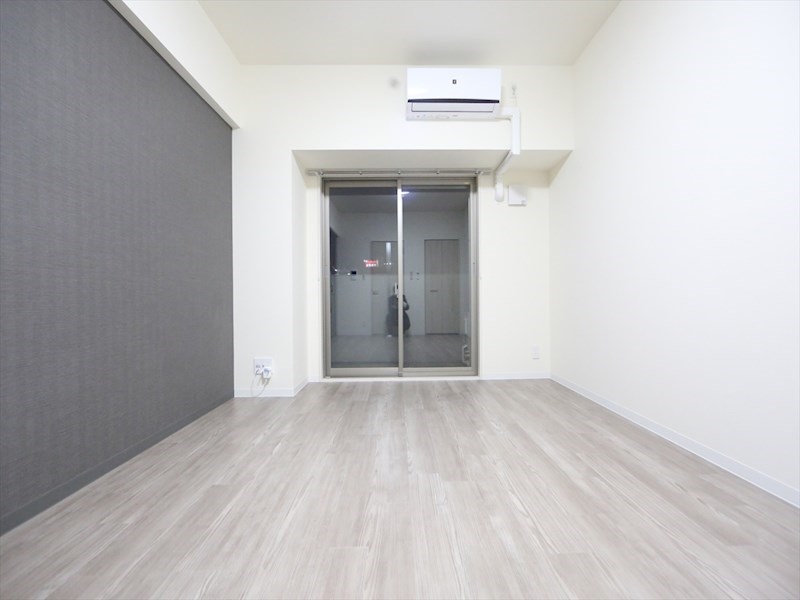 バルコニー　洋室8.5帖　エアコン完備　バルコニー