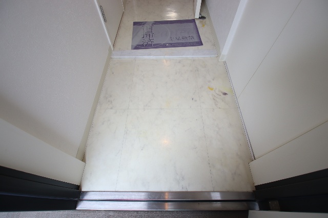 玄関　※別号室の参考写真のため現況優先です。