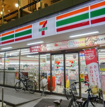 コンビニ　セブンイレブン（コンビニ）まで161m