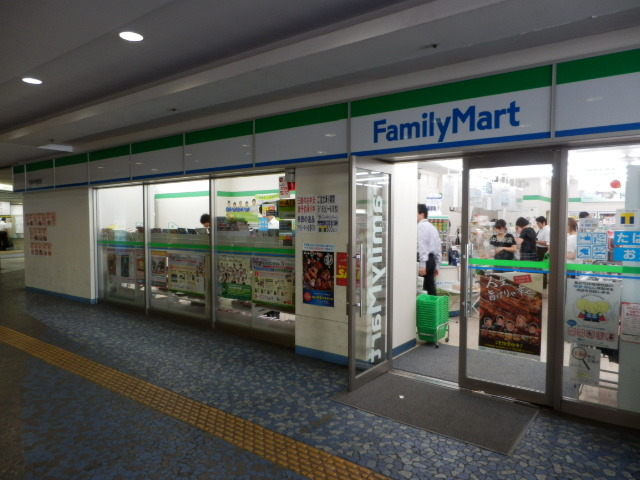 コンビニ　ファミリーマート千葉中央駅店（コンビニ）まで312m
