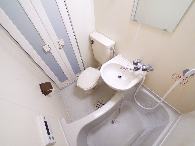 バス・シャワールーム　お掃除もし易いユニットバスタイプ。