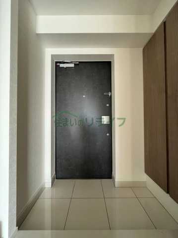 玄関　※参考写真です。反転タイプのお部屋になります。