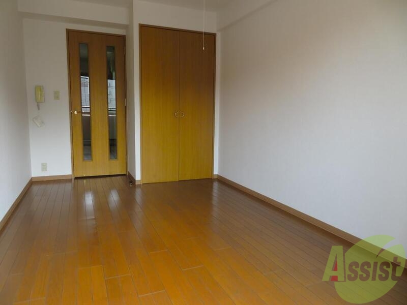 その他部屋・スペース　沢山の家具を置いても広々とした洋室になっております。