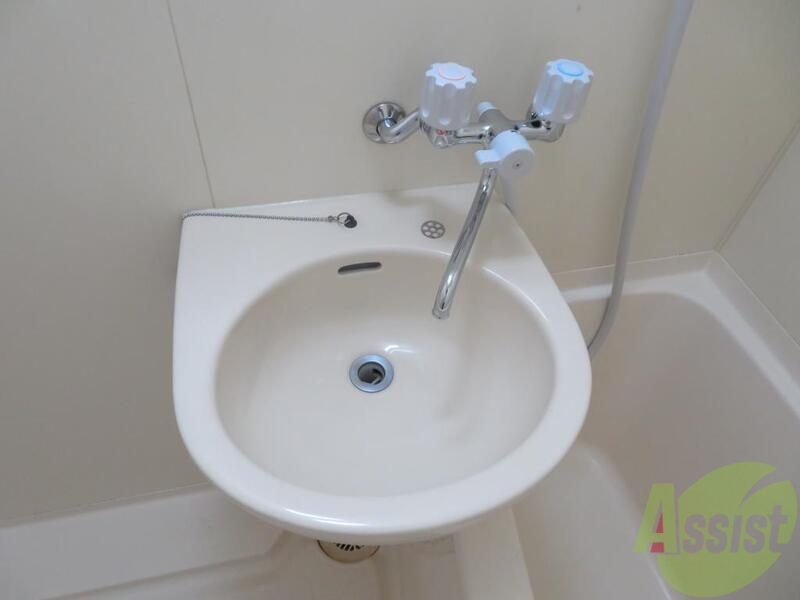 洗面設備　浴槽のとなりに洗面器がついているのは良いですね。