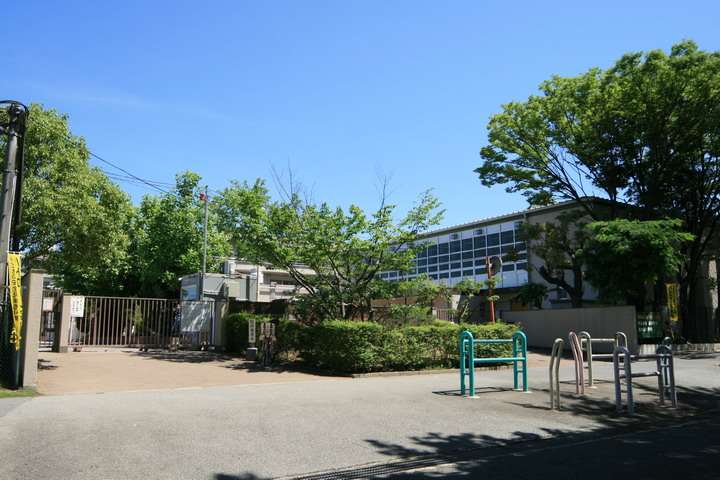 小学校　箕面市立西南小学校（小学校）まで780m