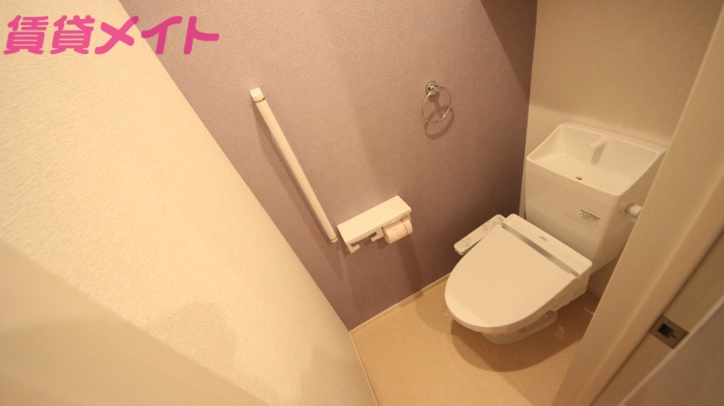 トイレ　同型参考写真です。