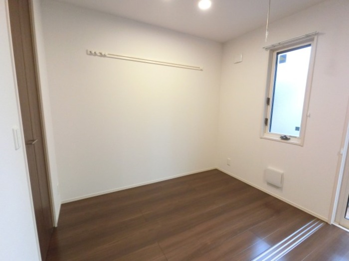 その他部屋・スペース　開放的な寝室です