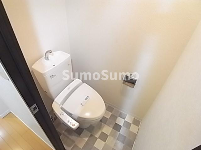 トイレ　落ち着いた色調のトイレです