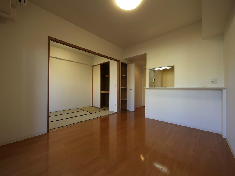 居室・リビング　ＬＤＫ12.7帖　和室6帖　カウンターキッチン