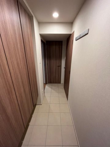 玄関　903号室の写真になります※フロアにより建具・壁紙・床の色が