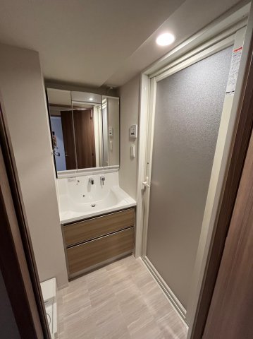 洗面設備　903号室の写真になります※フロアにより建具・壁紙・床の色が