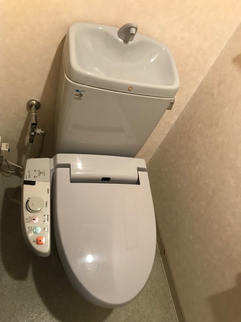 トイレ　他タイプ、クリーニング前のお写真です