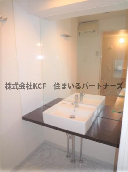 洗面設備　ゆったりとスペースのある洗面所