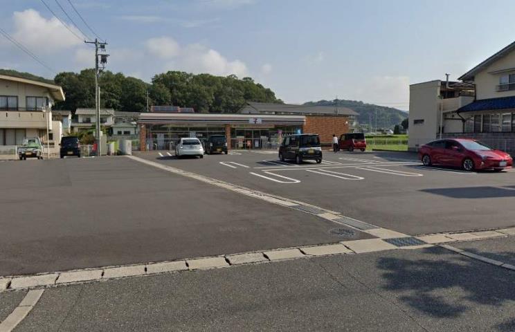 コンビニ　セブンイレブン（コンビニ）まで886m