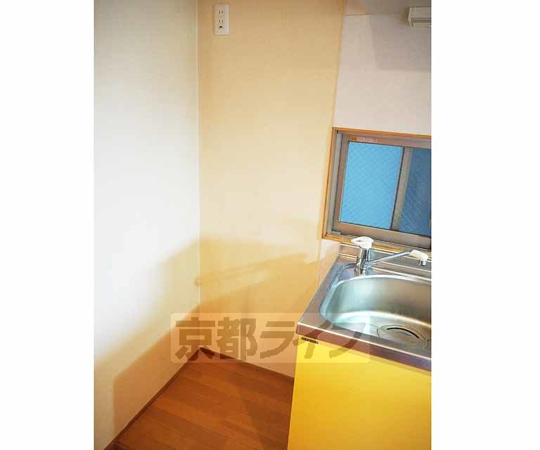 その他部屋・スペース　キッチン横に冷蔵庫が置けます。