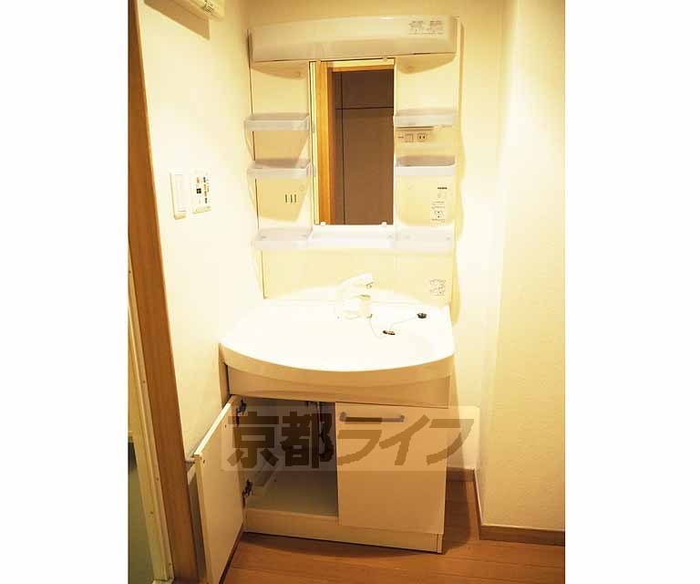 洗面設備　大きな独立洗面台です。