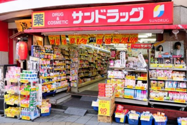 ドラックストア　サファイア薬局（ドラッグストア）まで525m