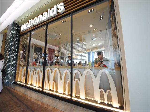 飲食店　マクドナルド 新大阪阪急ビル店（飲食店）まで355m