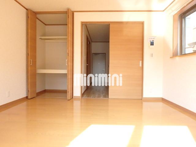 居室・リビング　窓から見た洋室です。