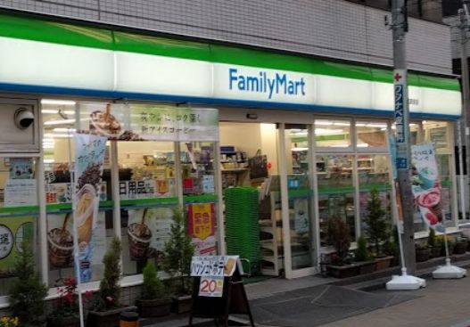 コンビニ　ファミリーマート　新宿御苑駅前店（コンビニ）まで51m