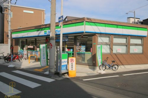 コンビニ　ファミリーマート 中本三丁目店（コンビニ）まで108m