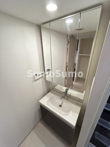 洗面設備　明るい洗面所です