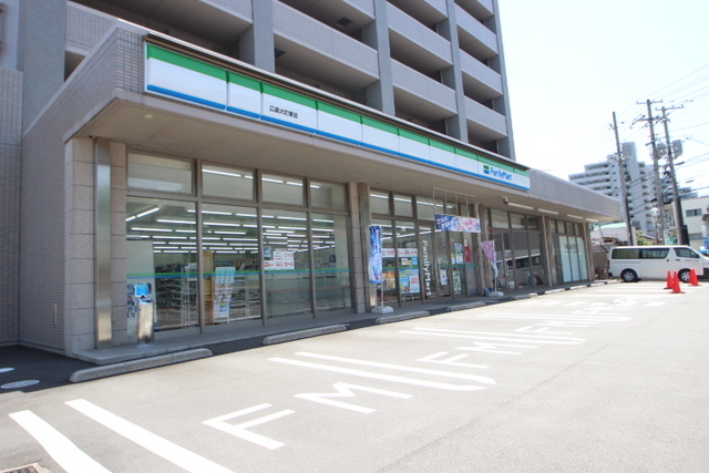 コンビニ　ファミリーマート広島大町東店（コンビニ）まで76m