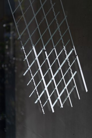 エントランス　自動ドアにあるシルクスクリーンアート