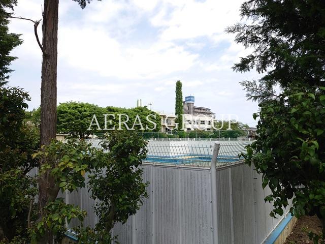 小学校　多摩市立多摩第三小学校（小学校）まで590m