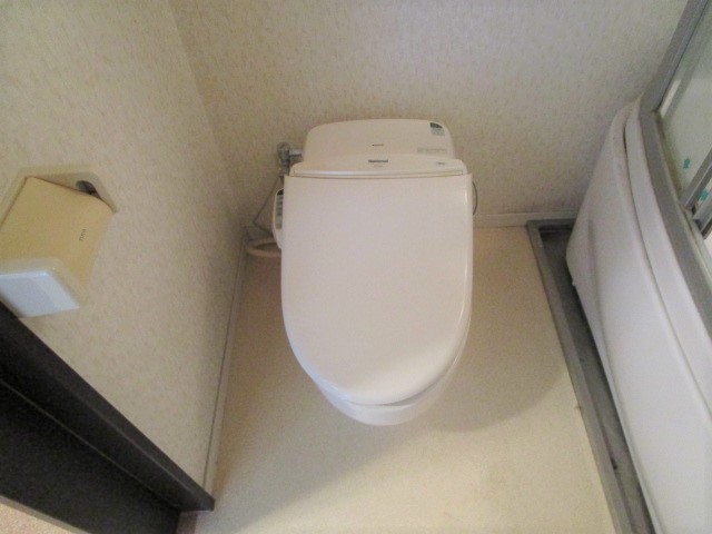 トイレ　別号室の参考写真になります。