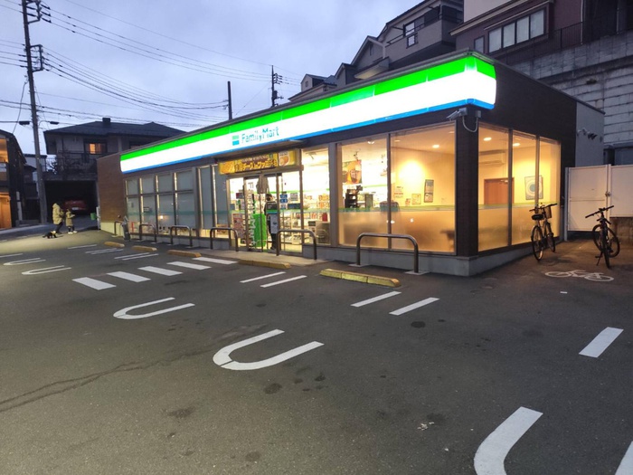 コンビニ　ファミリーマート福生山王橋通り店（コンビニ）まで249m