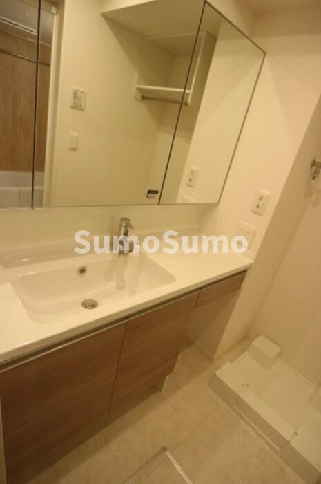 洗面設備　ゆったりとスペースのある洗面所