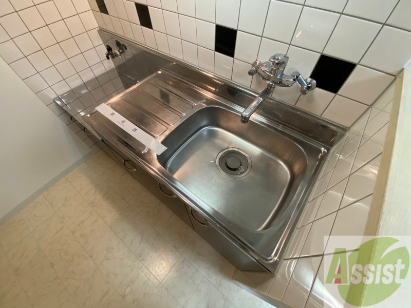 キッチン　キッチン周りは意外と物が多いので棚があるといいですね。